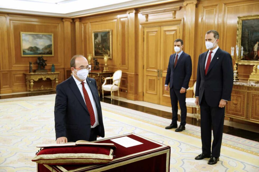 El nuevo ministro de Política Territorial y Función Pública, Miquel Iceta, promete su cargo.