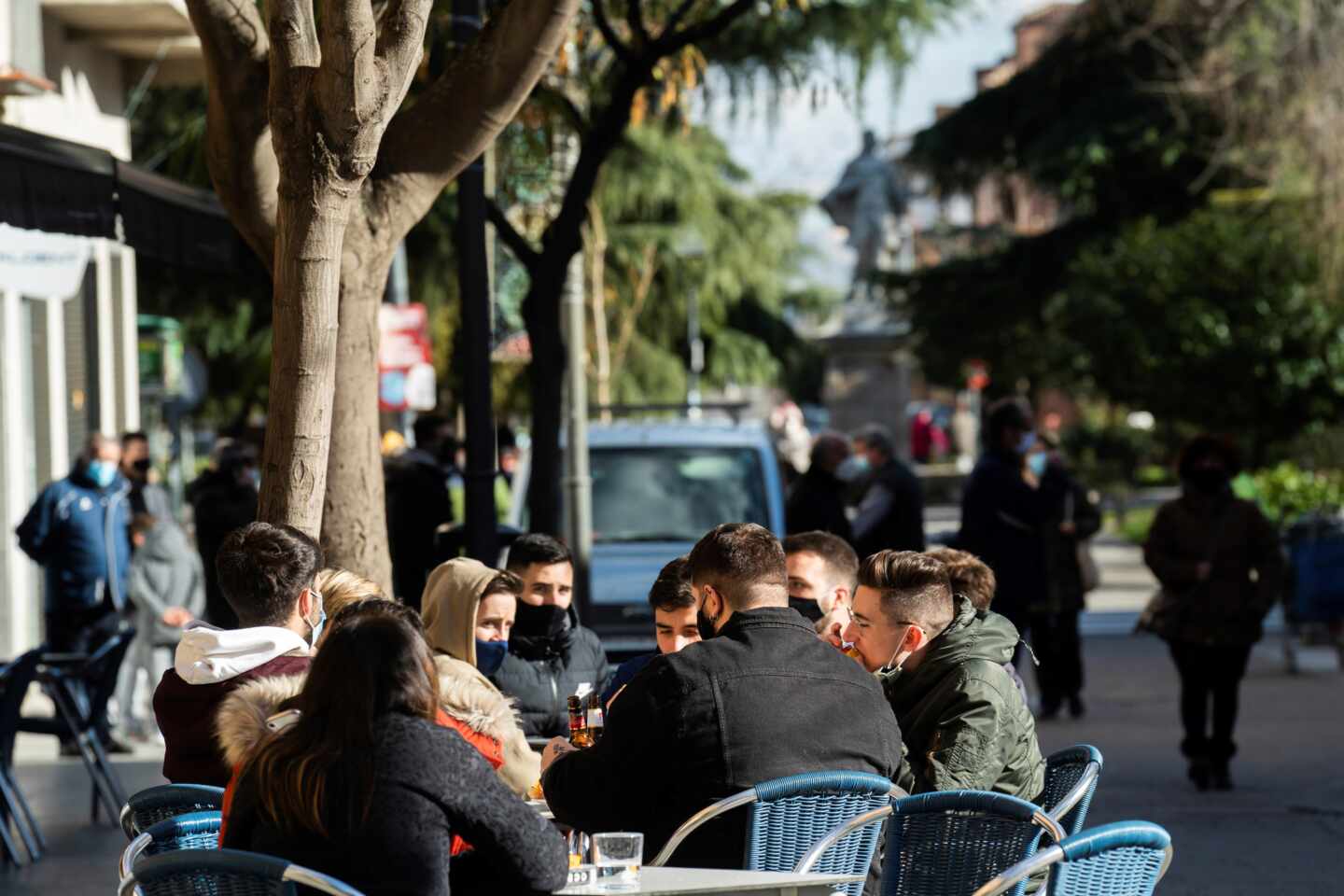Varias personas en una terraza de San Fernando de Henares, Madrid.