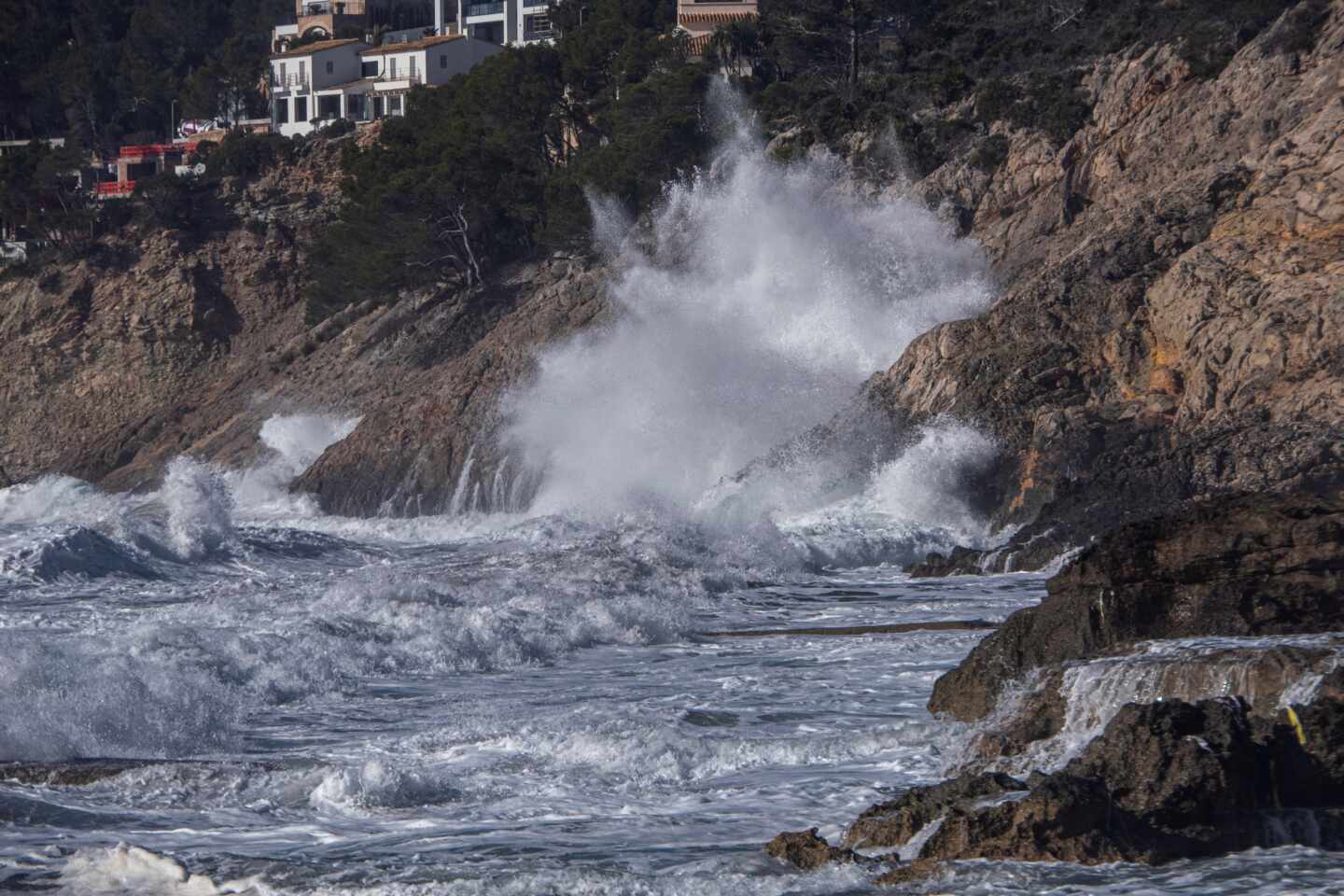 Hortensia amaina tras dejar viento huracanado de 180 km/h y olas de 7 metros