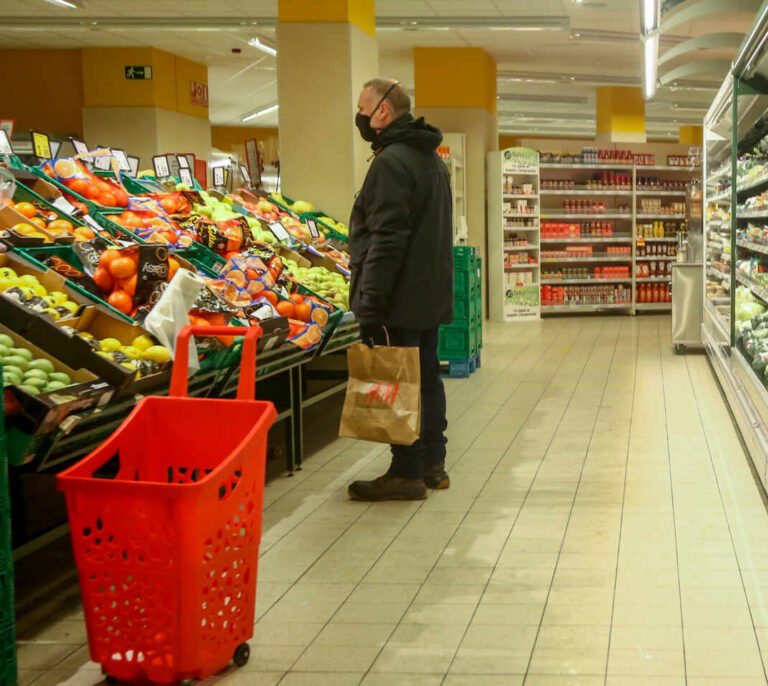 Aíslan a un hombre que fue a un supermercado de Ciudad Real pese a tener Covid-19
