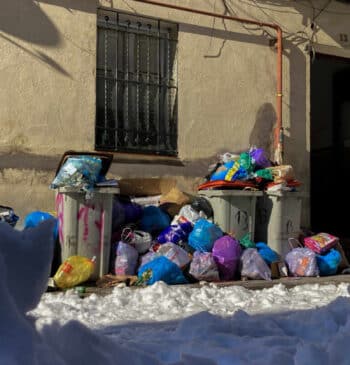 Basura acumulada en las calles en el barrio de Tetuán