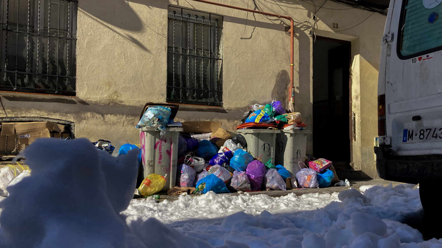 Basura acumulada en las calles en el barrio de Tetuán