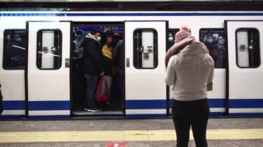 Detenido por agredir con su cinturón en el metro a una persona pensando que le grababa