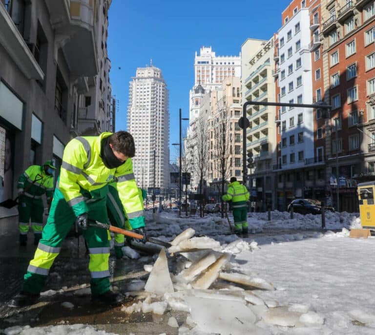 Aparece bajo la nieve el cadáver de un hombre en una calle de Madrid