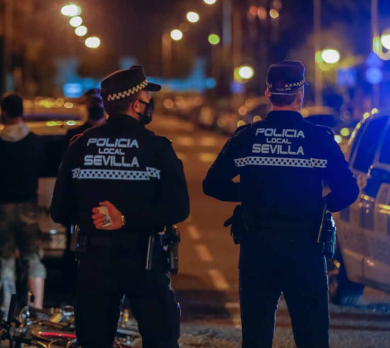 Un motorista de 40 años muere tras chocar con un taxi parado en Sevilla