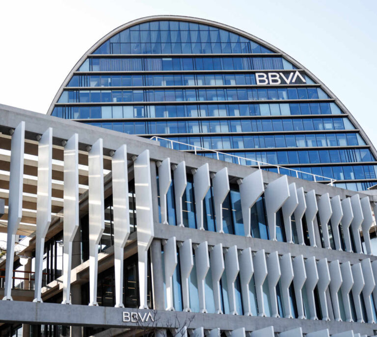 El BBVA plantea el despido de 3.800 empleados en España y cerrar 530 oficinas