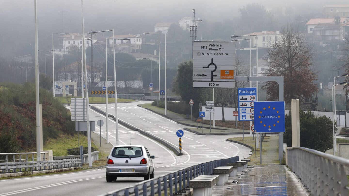 Viajeros cruzan la frontera de Galicia con Portugal