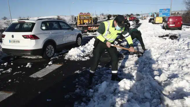 Rescatan a una familia con una niña de 20 meses atrapada en su vehículo por la nieve