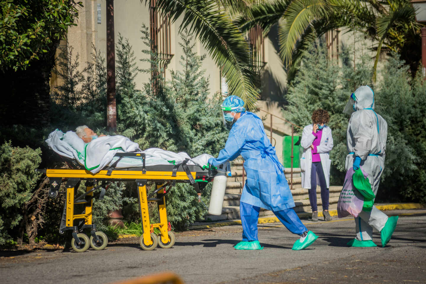 Sanitarios trasladan en camilla a un enfermo de Covid-19 al Hospital Virgen de la Montaña de Cáceres, Extremadura