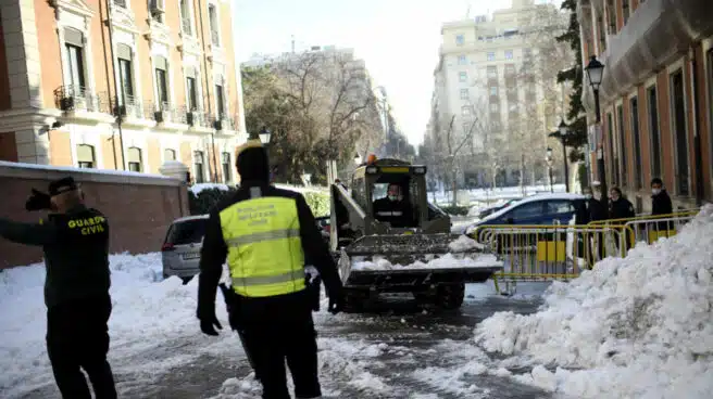 Montañas de hielo, basura y calles cortadas: caos en Madrid cinco días después de la nevada