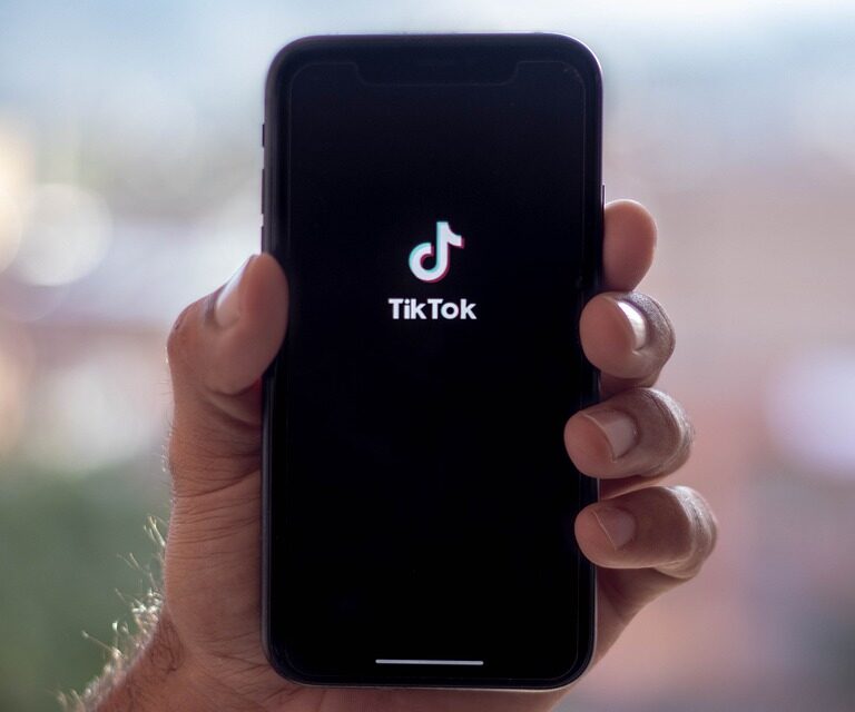 Muere de asfixia una niña por participar en un reto viral de TikTok