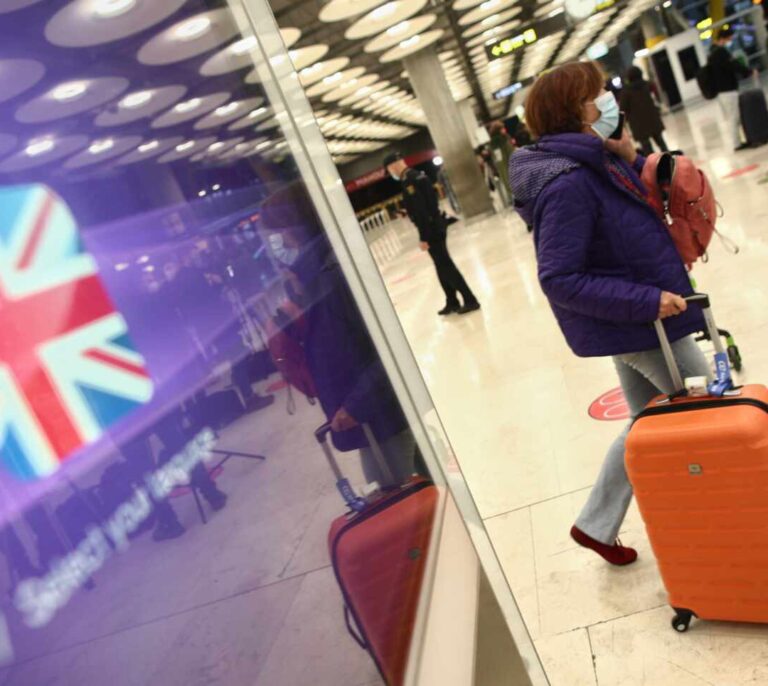 Reino Unido exigirá cuarentena a los viajeros que hayan pasado el Covid y tengan una dosis