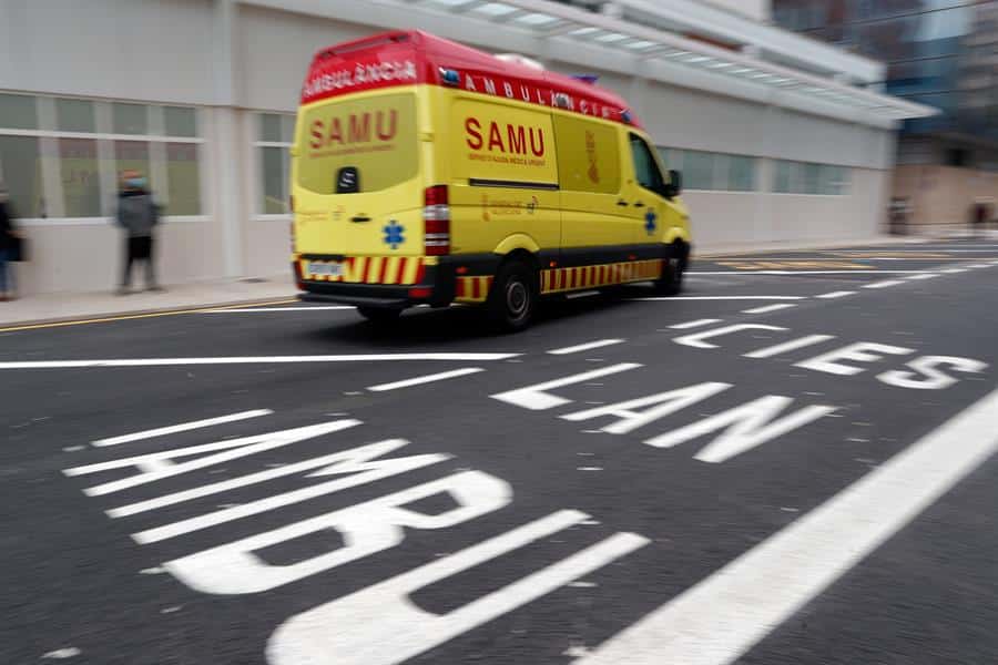 Una ambulancia, a su llegada al Hospital Clínico de Valencia.