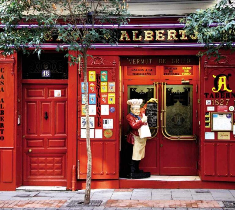 Madrid declara sus restaurantes centenarios espacios "de interés general"