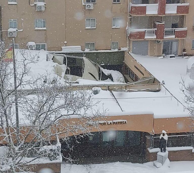 Se hunde por la nieve el techo de la Comandancia de la Guardia Civil de Tres Cantos (Madrid)