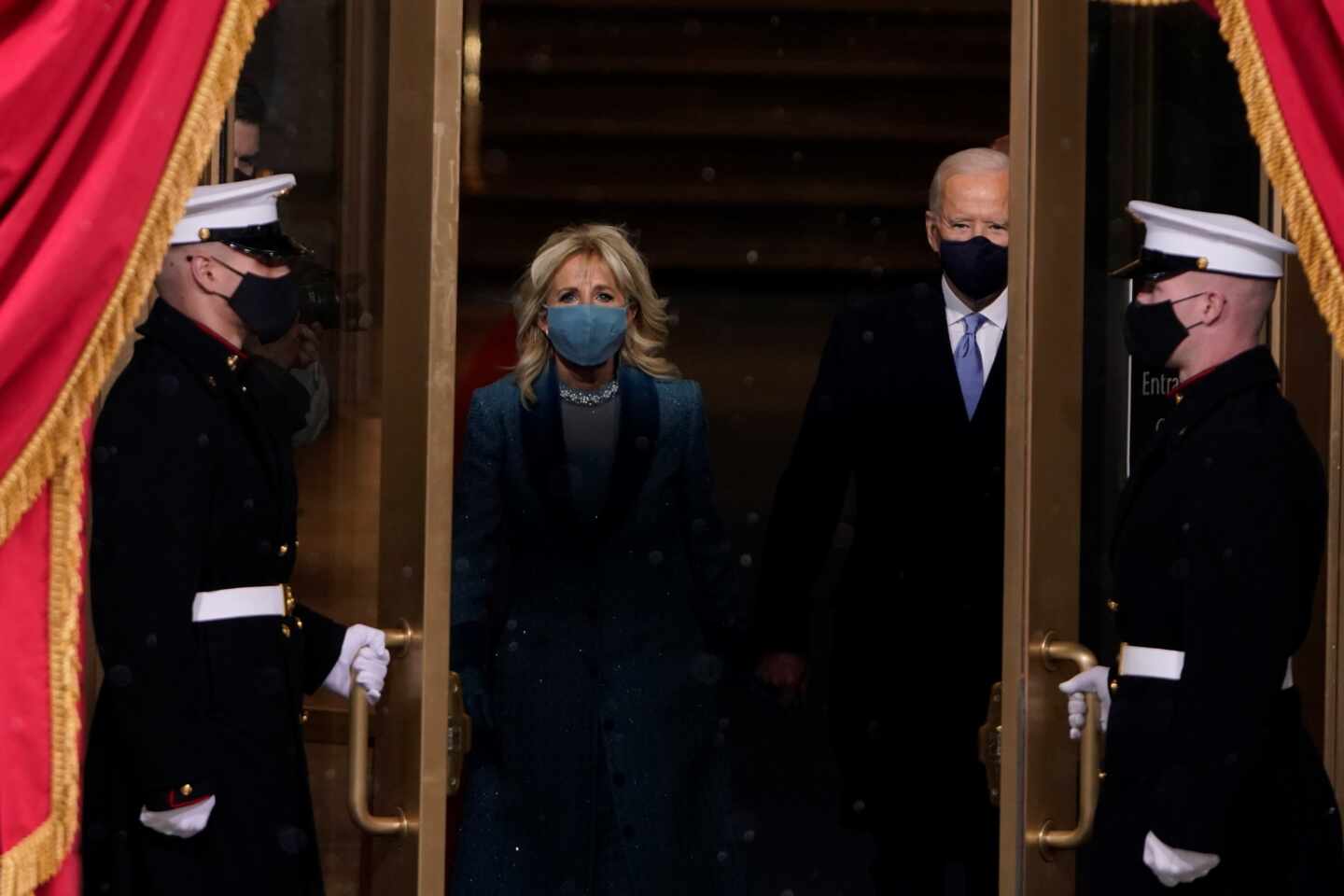 Del vestido de Lady Gaga al beso a la Primera Dama: los detalles de la investidura de Biden