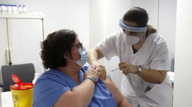 El ritmo de vacunación en España cayó un 31% en pleno debate sobre los plazos