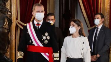 Felipe VI subraya el compromiso del Ejército con la Constitución y Robles critica el chat de los retirados