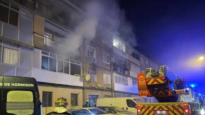 Un muerto y 21 heridos en el incendio de una vivienda en Alcalá de Henares (Madrid)