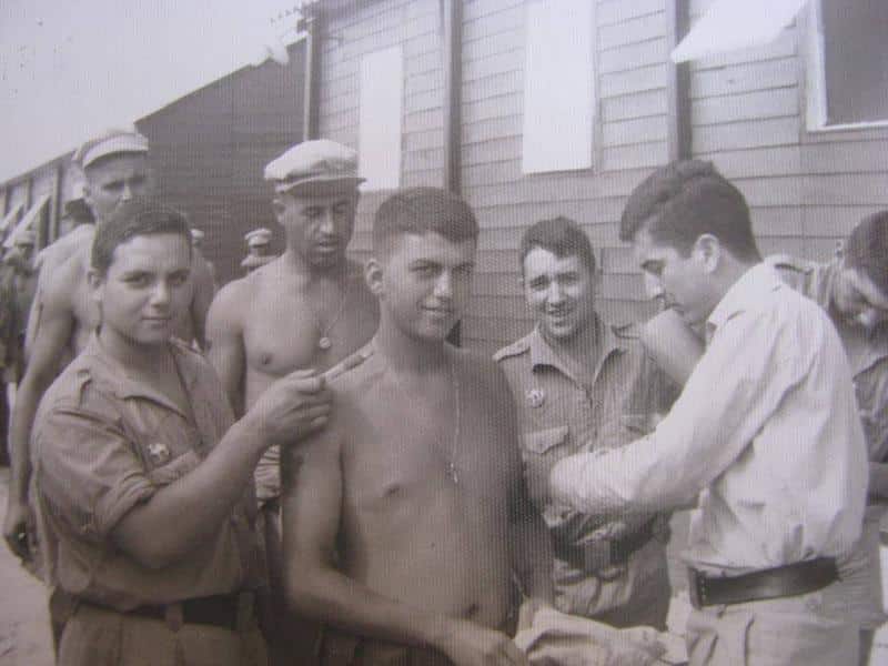Un recluta recibe una vacuna durante el servicio militar.