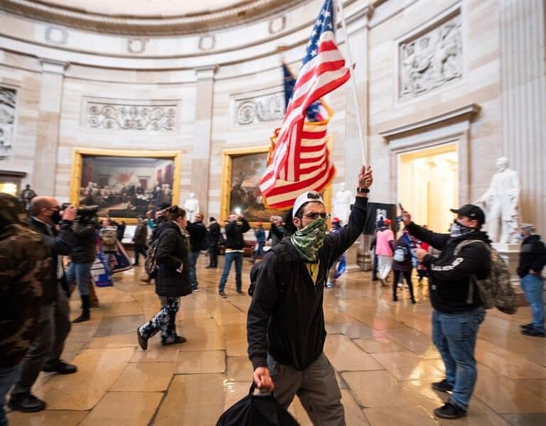 Seguidores de Trump asaltan el Capitolio para impedir la confirmación de Biden