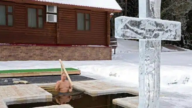 El baño en una poza de agua gélida de Vladimir Putin