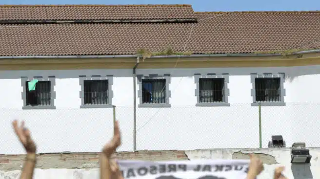 La mayoría de los 700 funcionarios de prisiones estudia pedir el traslado fuera de Euskadi