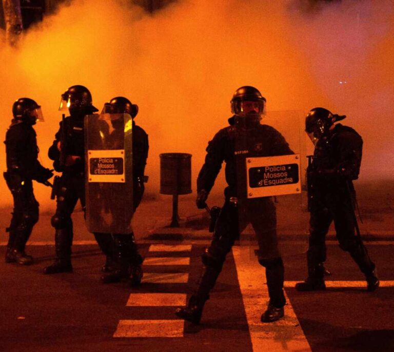 Los sindicatos policiales respaldan a los antidisturbios frente a los "terroristas callejeros"