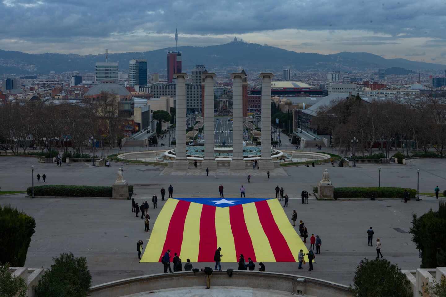 Elecciones en Cataluña: la ANC desplega una estelada en Barcelona.