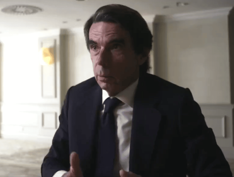 Aznar niega haber recibido sobresueldos, pero advierte: "Sólo pongo la mano en el fuego por mí"