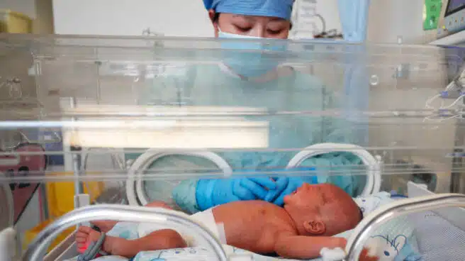 Conoce a su bebe dos semanas después de dar a luz al ser intubada por Covid-19