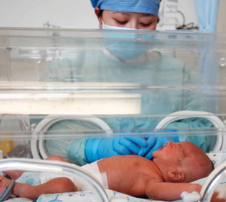 Conoce a su bebe dos semanas después de dar a luz al ser intubada por Covid-19
