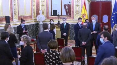 Iglesias mira el móvil al margen de los corrillos tras el discurso del Rey en el 23F