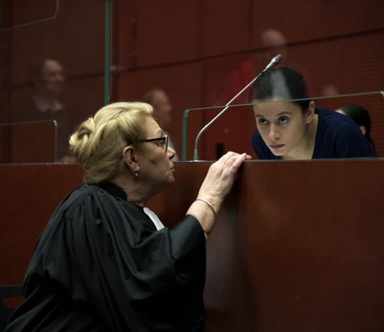'La chica del brazalete', una adolescente a juicio por partida doble