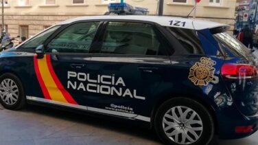 La policía ayuda a un hombre que olvidó donde había aparcado su coche con su mujer dentro