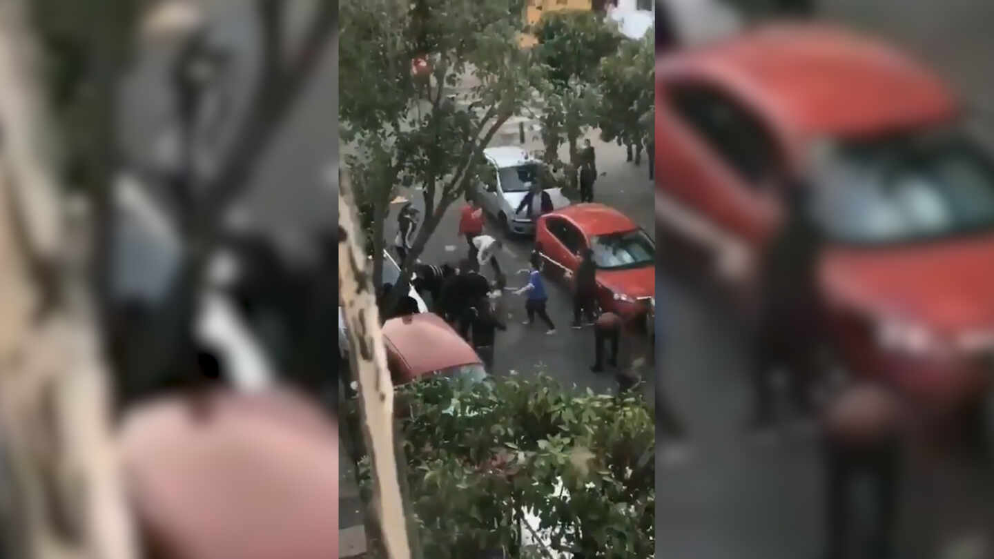 Imagen del vídeo grabado por un vecino de la reyerta callejera en Sevilla
