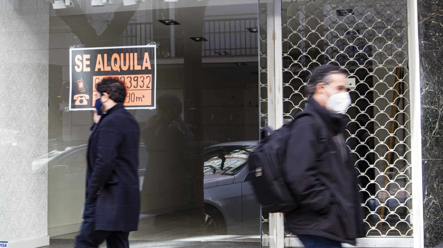 Un local de la calle Hermosilla, con un cartel de "Se alquila"