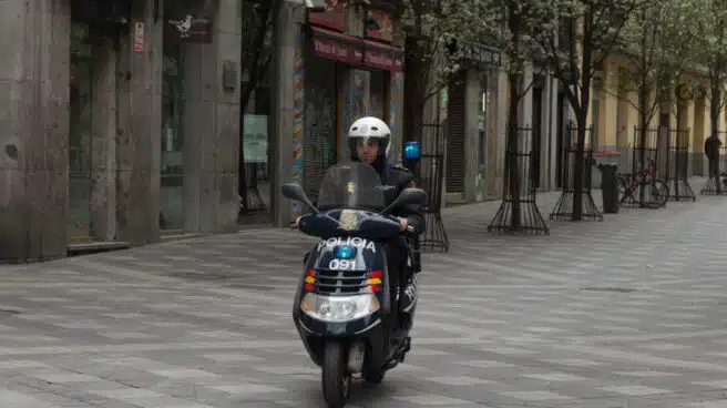 Una policía detiene a un ladrón tras perseguirlo con la moto de un vecino