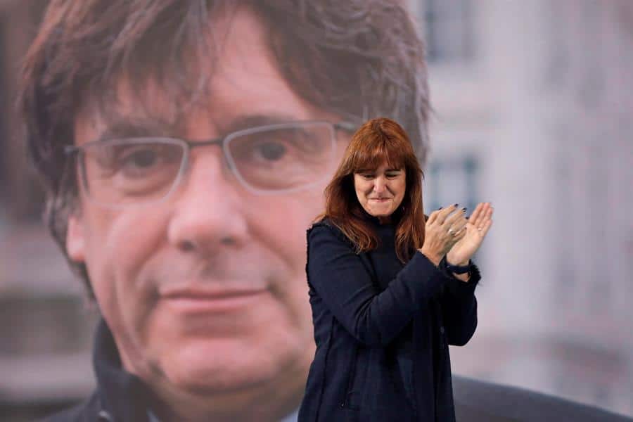 Laura Borràs, frente a la imagen de Carles Puigdemont
