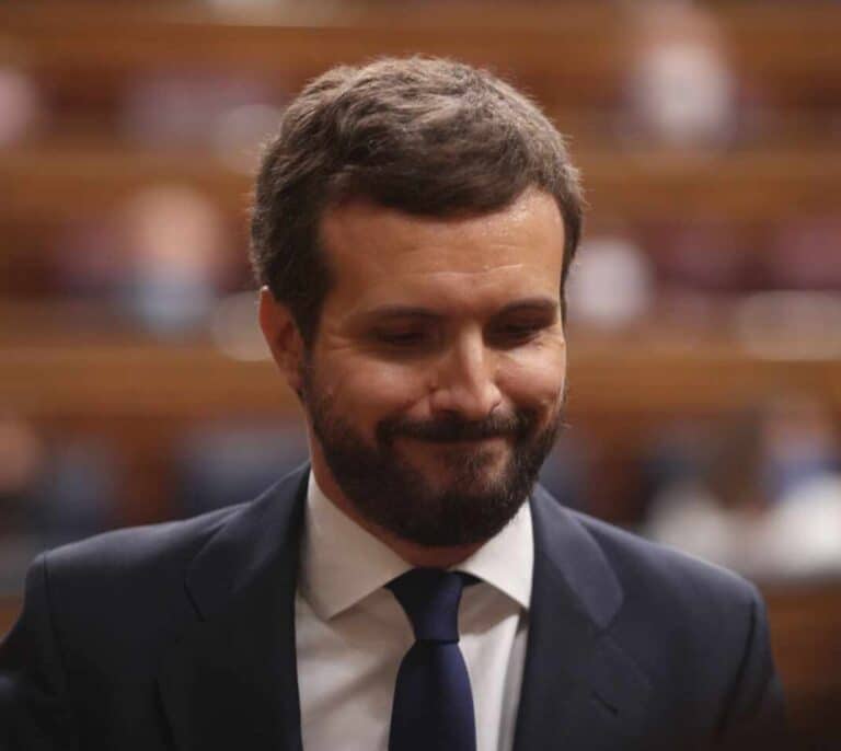 El laberinto de Casado para escapar de Sánchez y de Vox