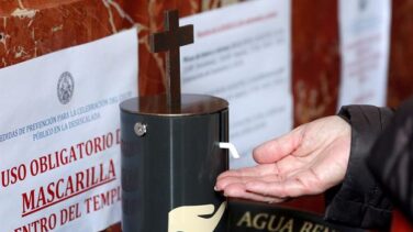 Una empresa crea dispensadores de agua bendita para evitar contagios en iglesias