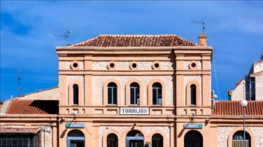 Trasladan al hospital de Toledo a un bebé hallado vivo en interior de una caja en Torrijos