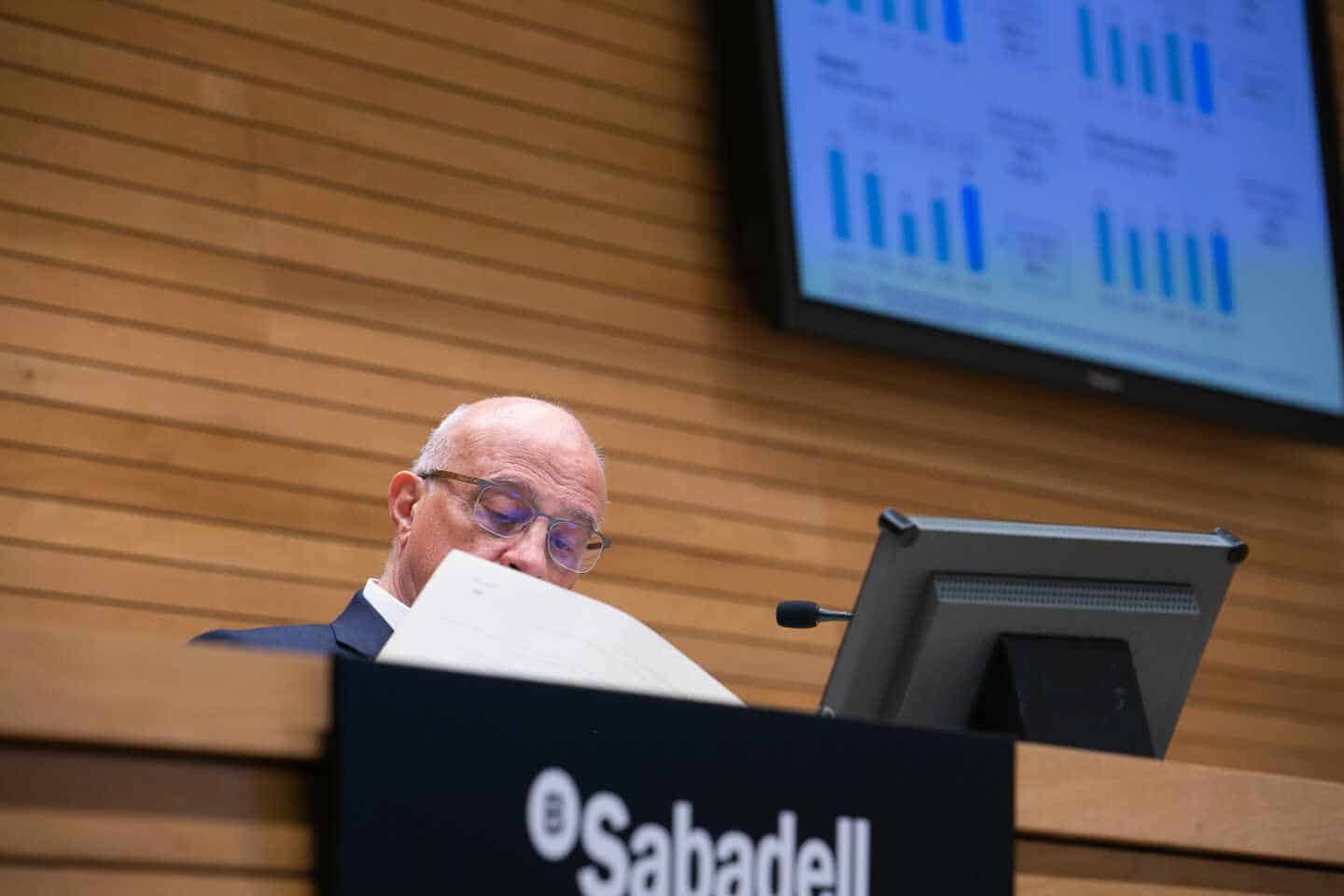 Josep Oliu, presidente de Sabadell, durante la presentación de los resultados de 2020 del banco.