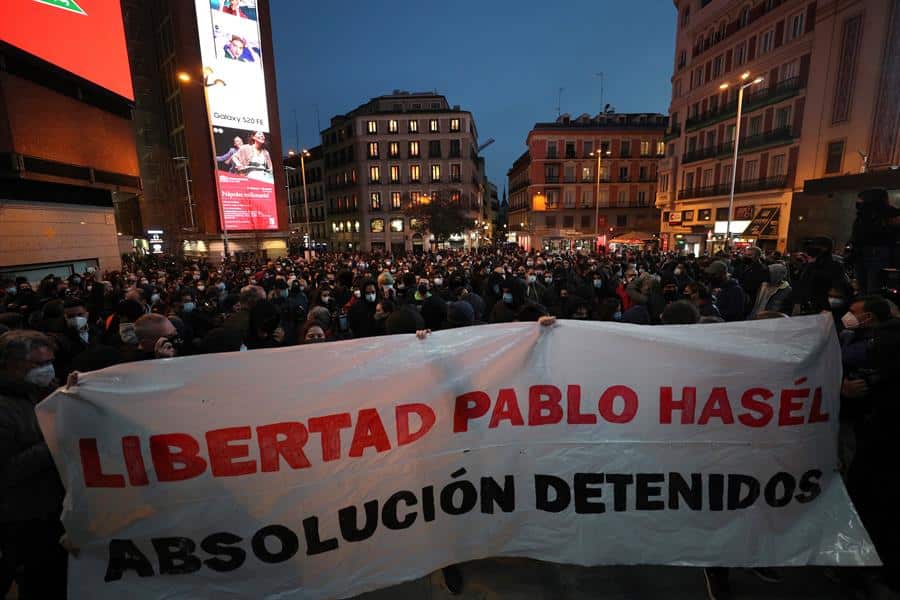 Cientos de personas concentradas en la plaza de Callao de Madrid.