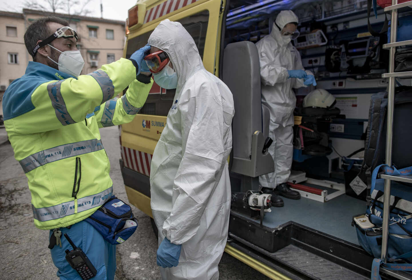 Un trabajador de una UVI móvil del SUMMA 112 se viste con un EPI, en Madrid.