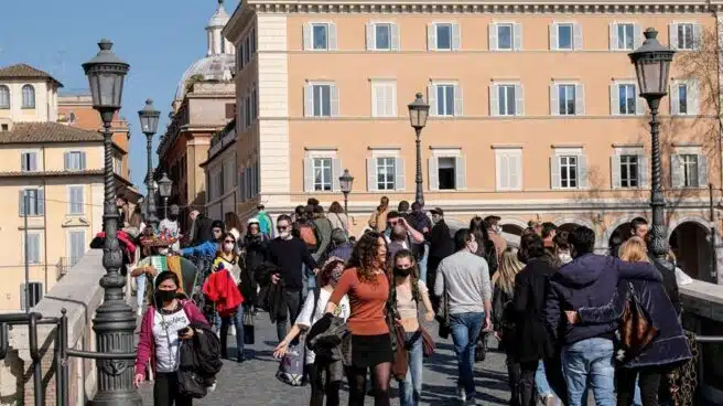 Italia se estanca en 15.000 casos diarios y plantea endurecer medidas de restricción