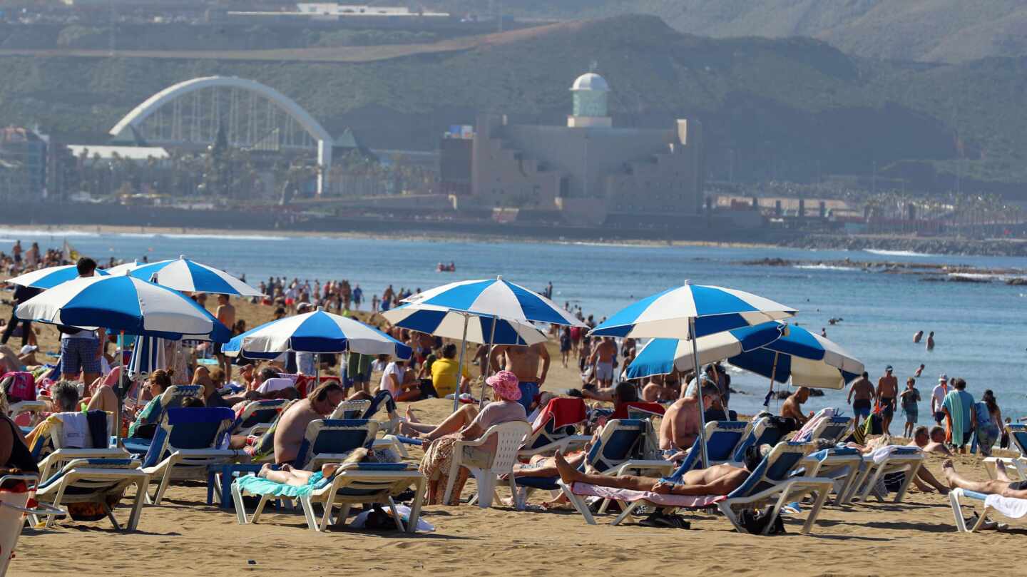 Cientos de personas en la playa de Las Canteras, en Las Palmas de Gran Canaria, en enero de 2020.