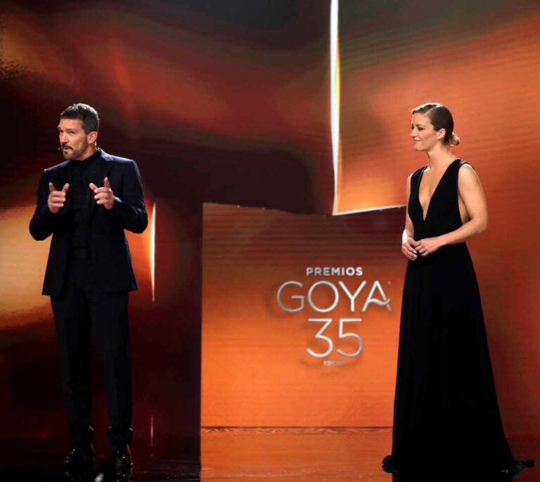 Antonio Banderas homenajea a las víctimas del covid en los Goya: "Pongamos nuestro granito de arena"