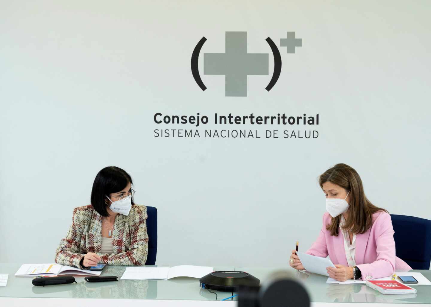 La ministra de Sanidad, Carolina Darias (i), y María Jesús Lamas (d), directora de la Agencia Española de Medicamentos y Productos Sanitarios, en un momento de la reunión del Consejo Interterritorial del Sistema Nacional de Salud.