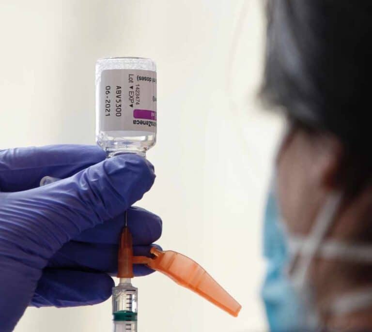 La EMA añade las alergias graves entre los posibles efectos secundarios de la vacuna de AstraZeneca
